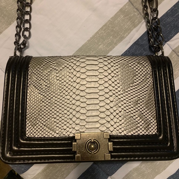 Handbags - SALE💓Snake Print Bag